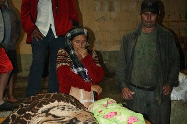 Cadáveres de Roberto Geovanny Barahona Pernilloy su hija Arely Nohemi que murieron soterrados en San José Acatempa, Jutiapa (Foto Prensa Libre: Óscar González)