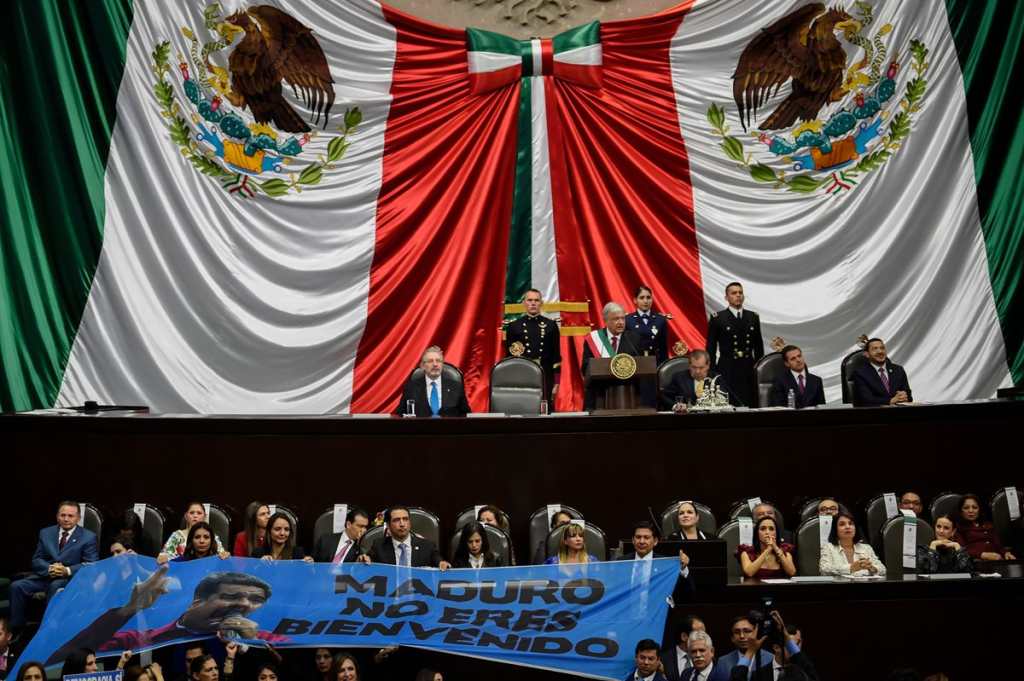 Durante la ceremonia en el Congreso algunos diputados mostraron su rechazo a la presencia del presidente de Venezuela Nicolás Maduro.