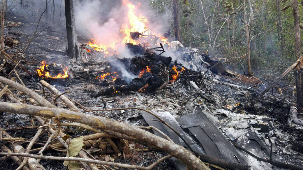 Socorristas dijeron que no hay sobrevivientes del avionetazo. (Foto Prensa Libre: EFE)