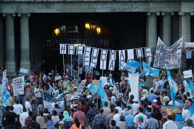 Durante 16 semanas, guatemaltecos han manifestado frente al Palacio Nacional. (Foto Prensa Libre: Hemeroteca PL)