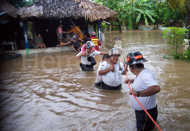 Bomberos rescatan a personas de las inundaciones en municipios de la costa sur durante el paso de la Tormenta Stan. (Foto: Hemeroteca PL)