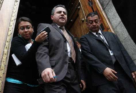 Centeno sale del Congreso, a donde llevó la copia de su carta de renuncia.