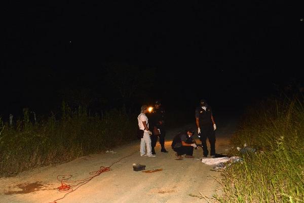 peritos del MP buscan indicios de crimen.