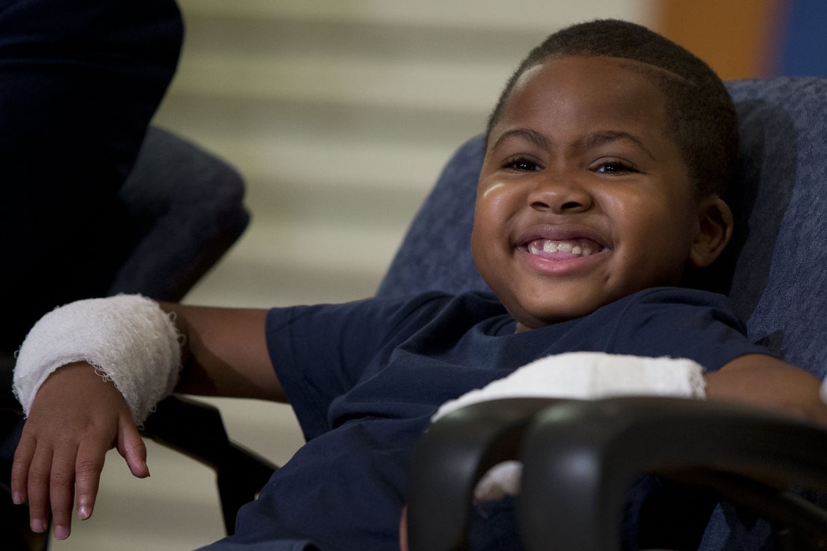 <em>Zion Harvey, de 8 años, pasará varias semanas en rehabilitación física antes de regresar a casa, dijeron los médicos. (Foto Prensa Libre: AP).</em>