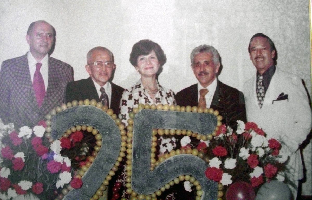 Álvaro Contreras, Salvador Girón Collier, Teresa Bolaños de Zarco, Mario Sandoval Figueroa y Pedro Julio García, fundadores de Prensa Libre, el 20 de agosto de 1976, día del 25 aniversario. (Foto: Hemeroteca PL)