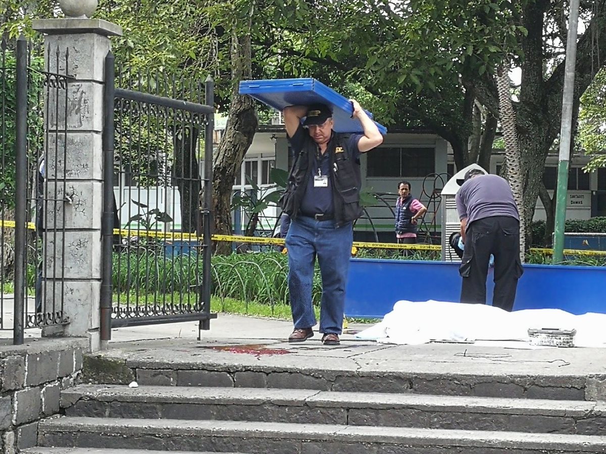 La mañana de este sábado fue atacado a balazos un hombre quien falleció en el interior del Parque Colón en la zona 1. (Foto Prensa Libre: U. Gamarro)
