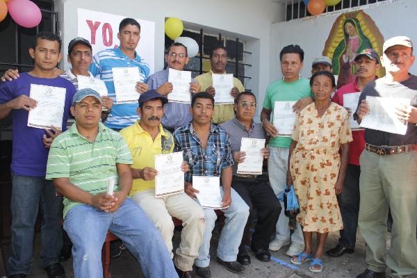 Internos  de la cárcel de Jutiapa muestran los diplomas  otorgados por Conalfa.