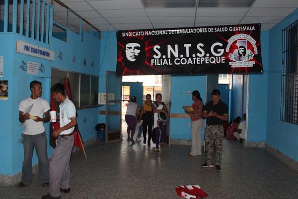 Trabajadores del Hospital Regional de Coatepeque, Quetzaltenango, exigen el pago de salarios. (Foto Prensa Libre: Alexander Coyoy).