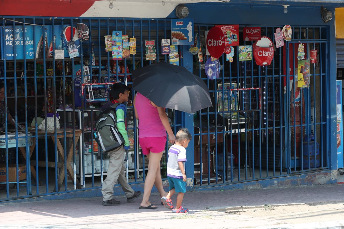 En tiendas y abarroterías es común encontrar máquinas tragamonedas que atraen la atención de jóvenes y niños. (Foto Prensa Libre: Oscar Felipe)