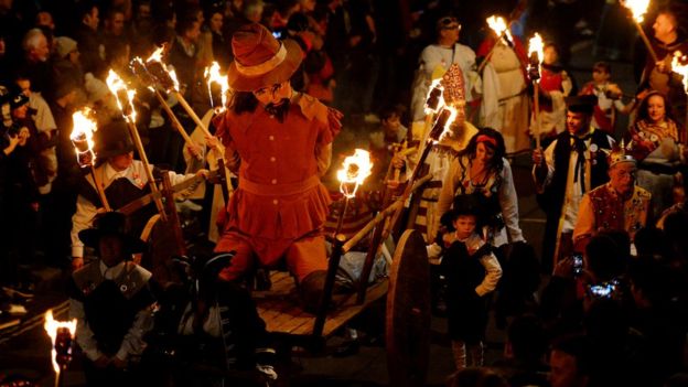 Es por eso que cada 5 de noviembre desde hace más de cuatro siglos los ingleses hacen hogueras y organizan espectáculos de fuegos artificiales. GETTY IMAGES