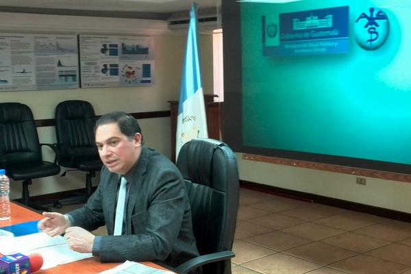El ministro de Salud Luis Enrique Monterroso durante la conferencia de prensa, explica el resguardo de la información (Foto Prensa Libre: Estuardo Paredes)<br _mce_bogus="1"/>