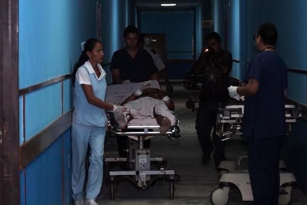 Edilio Carrillo, de 24 años, es ingresado a la Emergencia del Hopital Nacional de Guastatoya, El Progreso. (Foto Prensa Libre, Hugo Oliva)<br _mce_bogus="1"/>