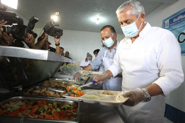 Presidente Pérez Molina sirve comida en la inauguración del Comedor Solidario en Lo de Carranza, San Juan Sacatepéquez (Foto Prensa Libre: E. García)<br _mce_bogus="1"/>
