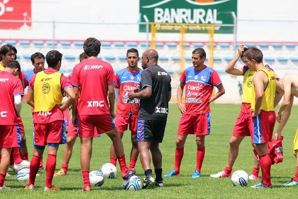 Hernán Medford, técnico de Xelajú, habla con los jugadores en el inicio de la práctica matinal de  ayer. (Foto Prensa Libre: Carlos Ventura)