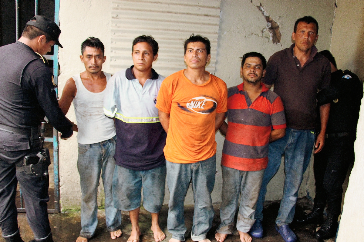 Los cincon  capturados fueron llevados a la subestación de la PNC, en Santa Lucía Cotzumalguapa, Escuintla.  (Foto Prensa Libre: Carlos Paredes)