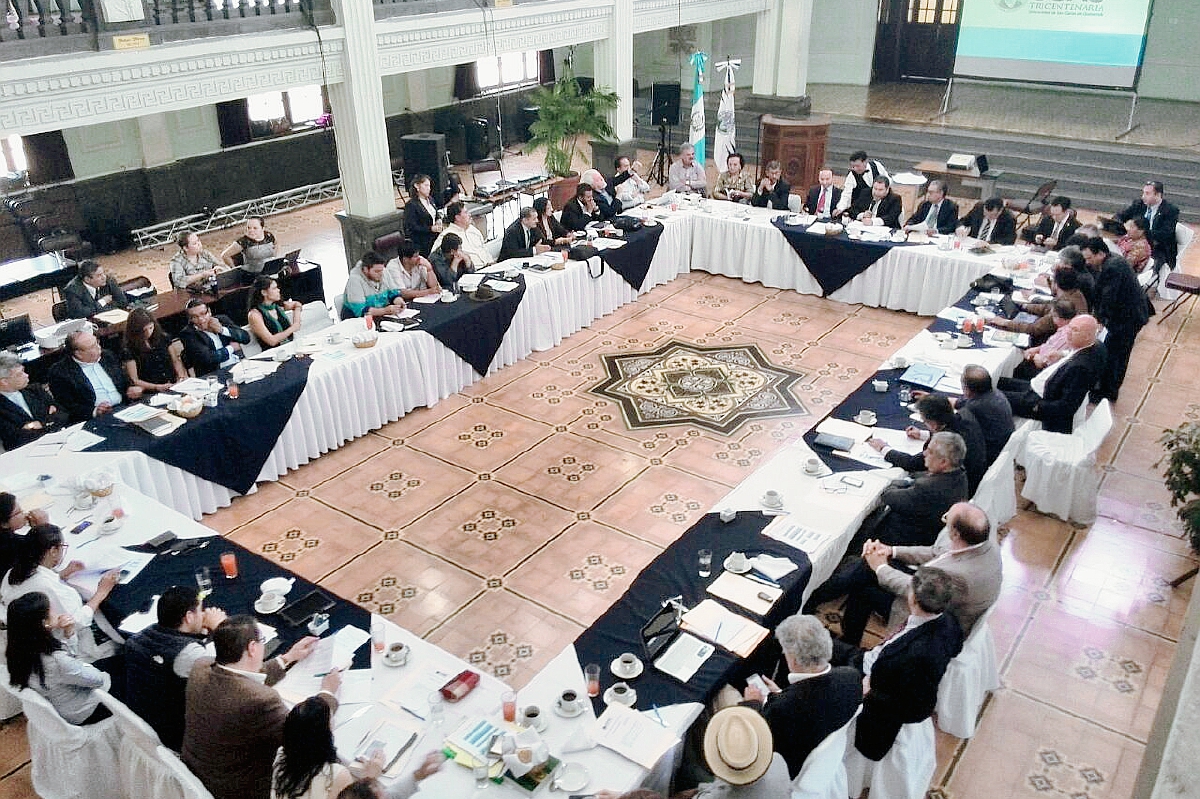 Sectores se reúnen en el Paraninfo Universitario para discutir reformas a varias leyes. (Foto Prensa Libre: Estuardo Paredes)