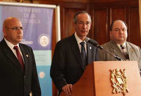 COLOM hace el anuncio junto a Juan José Ruiz, ministro de la Defensa, y Mario Castañeda, viceministro de Gobernación.