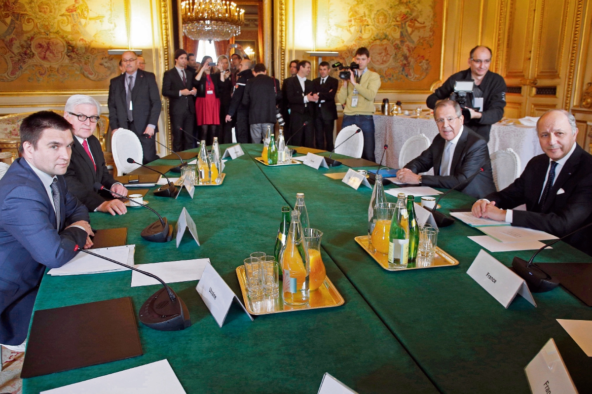 Los ministros  de Exteriores integrantes del Cuarteto de Normandía, el francés Laurent Fabius (d), el ruso Sergei Lavrov (2-d), el alemán Frank-Walter Steinmeier (2-i) y el ucraniano Pavlo Klimkin (i), se reúnen en el Ministerio de Exteriores en París. (Foto Prensa Libre: AP)
