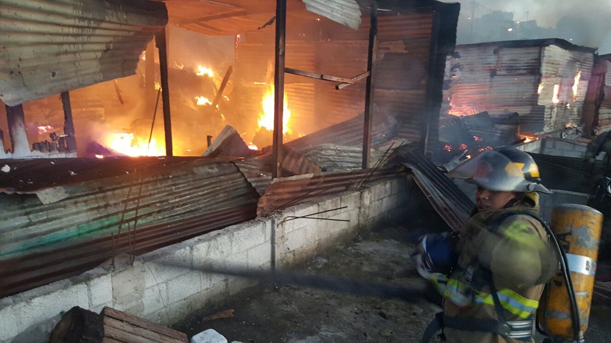Bomberos Municipales intentan sofocar las llamas. (Foto Prensa Libre: CBM)