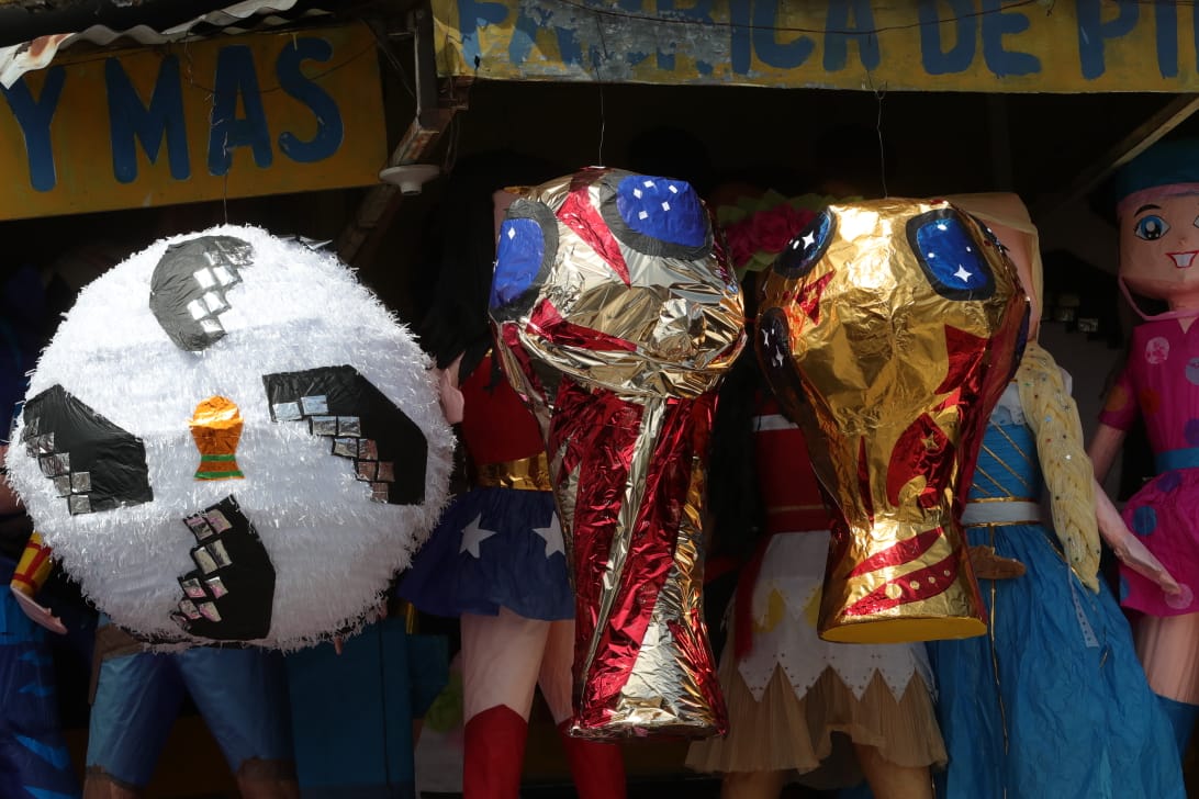 La Telstar 18, el logo de Rusia 2018 y la Copa del Mundo destacan entren las piñatas. (Foto Prensa Libre: Estuardo Paredes)