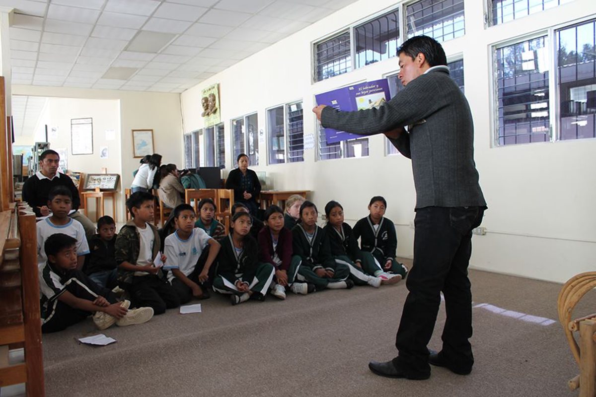 Édgar Chumil imparte charlas y talleres a estudiantes de diferentes centros educativos de Sololá. (Foto Prensa Libre: Ángel Julajuj)