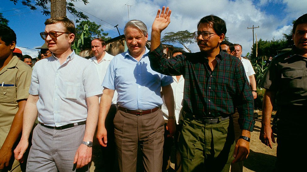 Boris Yeltsin (centro) viajó a Nicaragua en 1988. En su visita anunciaba a Daniel Ortega (derecha) que la Unión Soviética no podía continuar apoyando económicamente al país. (Getty Images)