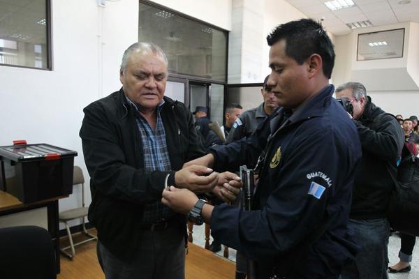 Pedro García Arredondo al captado al momento de salir del Tribunal donde es juzgado.  (Foto Prensa Libre: P. Raquec)<br _mce_bogus="1"/>