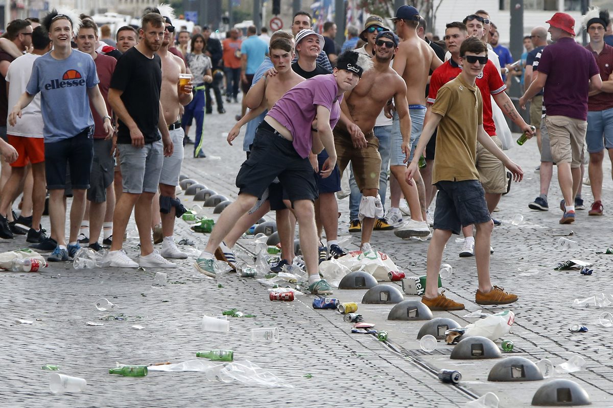 Un grupo de aficionados rusos se enfrentó con la policía en el previo del juego entre Rusia e Inglaterra disputado el sábado. (Foto Prensa Libre: EFE)