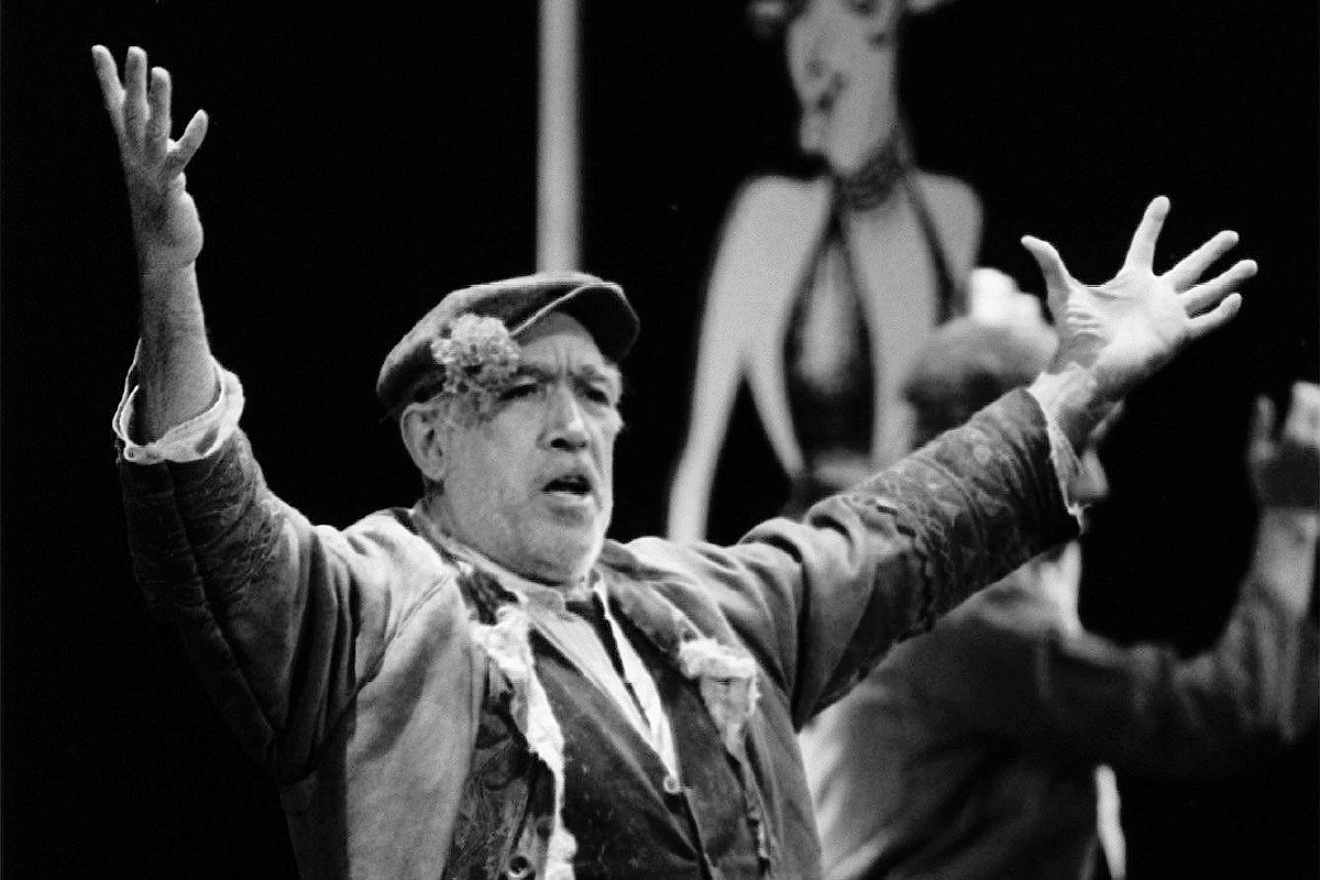Anthony Quinn durante un musical basado en su película “Zorba” en 1984. Foto: AP