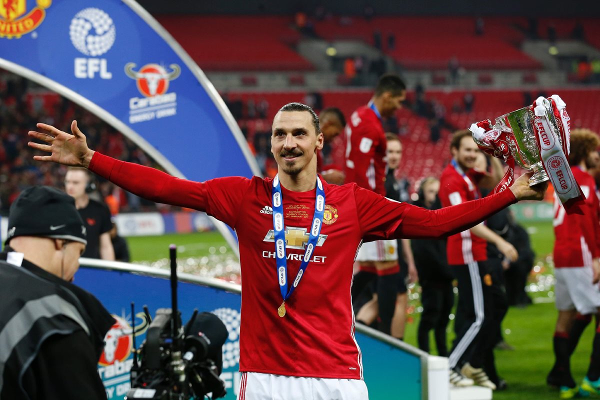 El sueco Zlatan Ibrahimovic celebró el domingo su primer título con el Manchester United al derrotar al Southampton en la final de la Copa de la Liga. (Foto Prensa Libre: AFP)