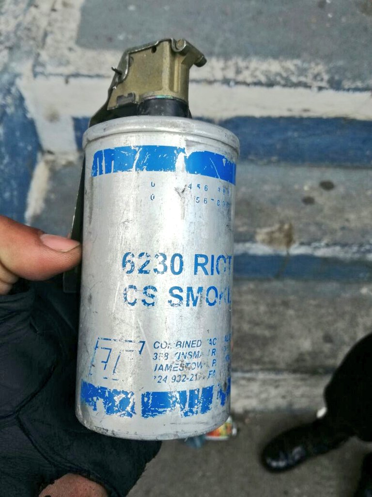 Bomba de gas que se le incautó a Cristian Otoniel Pop Estrada, Cabro. (Foto Prensa Libre: Cortesía PNC)