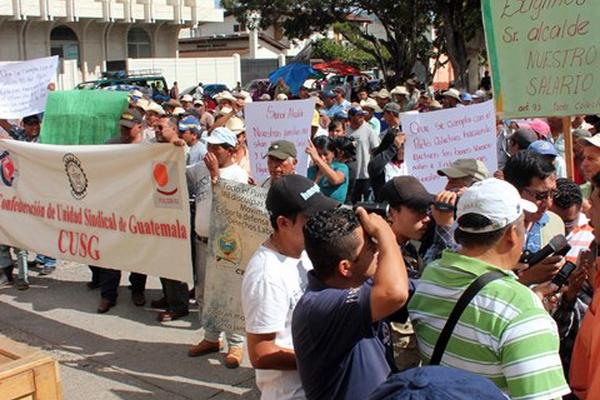 Empleados municipales protestan frente a la comuna de la ciudad de Jalapa, para exigir salario atrasado. (Foto Prensa Libre: Hugo Oliva)<br _mce_bogus="1"/>