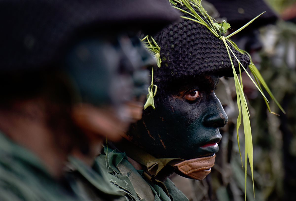 Integrantes del Ejército de Venezuela efectúan prácticas de defensa por órdenes del presidente Nicolás Maduro. (Foto Prensa Libre: AFP).