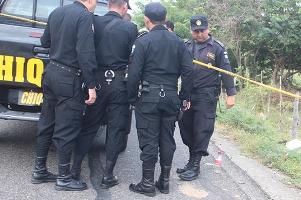 Agentes de la PNC resguardan el lugar donde fue encontrado el cadáver de una mujer, en Chiquimula. (Foto Prensa Libre: Edwin Paxtor)<br _mce_bogus="1"/>