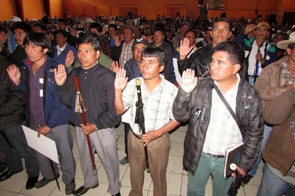 El alcalde Francisco Pérez Reyes juramentó este jueves a 90 alcaldes auxiliares de Santa Cruz del Quiché. (Foto Prensa Libre: Oscar Figueroa)