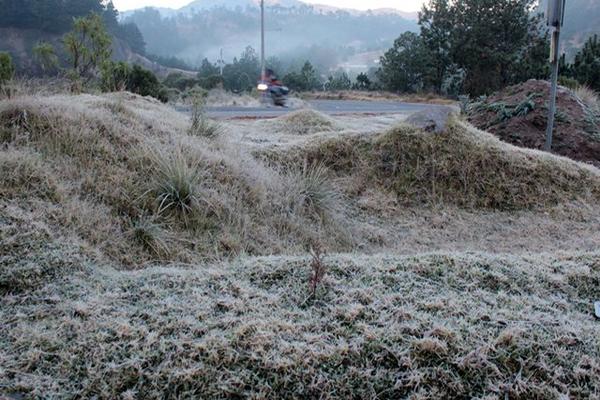 Bajas temperaturas afectan sectores de Quetzaltenango. (Foto Prensa Libre: Carlos Ventura)
