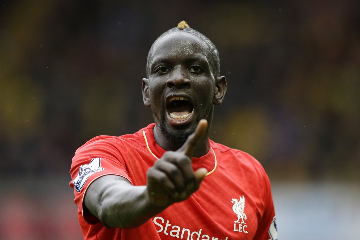 El defensa francés Mamadou Sakho no pedirá la muestra B en la investigación que le tiene la Uefa. (Foto Prensa Libre: AFP)