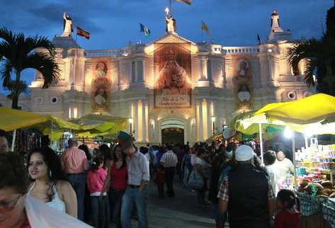 una fervorosa peregrinación de fieles abarrota la Basílica de Santo Domingo y sus alrededores.