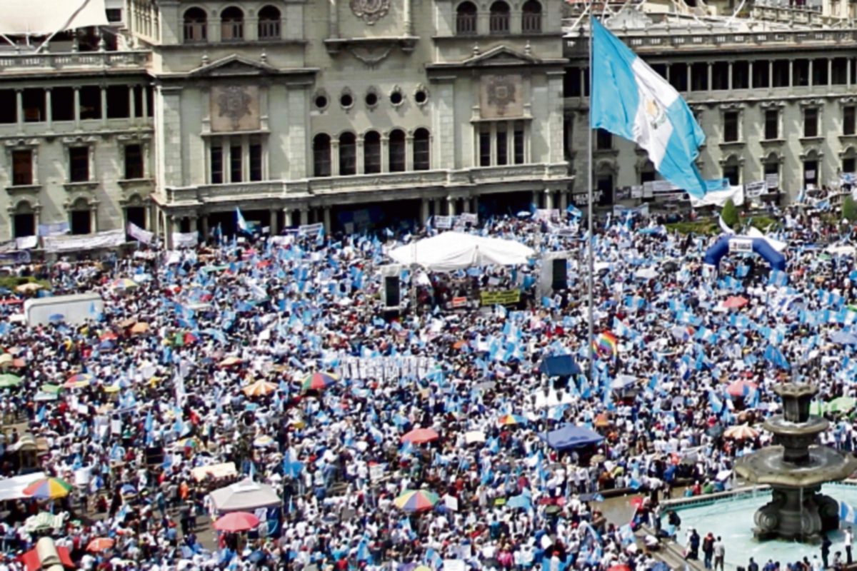 Se calcula la participación de unas 100 mil personas en la manifestación del 27 de agosto, exigiendo la renuncia del Presidente. (Foto Prensa Libre: Hemeroteca PL)