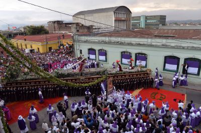 Procesión de la imagen de Jesús Nazareno Cristo Rey de la Iglesia de Candelaria empieza su recorrido por el Centro Histórico. (Foto Prensa Libre: Oscar Rivas).