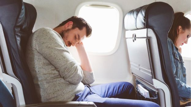 Aunque intentar dormir sentado es complicado en cualquier situación, en un avión las condiciones del entorno lo hacen más difícil. (Foto Prensa Libre:GETTY IMAGES)