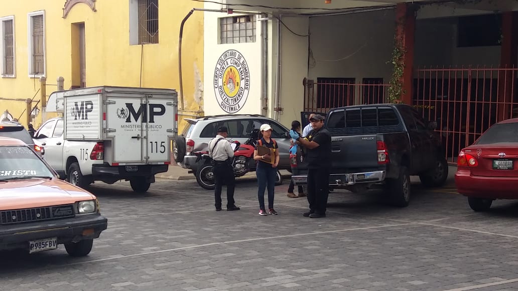 Víctimas de ataque armado en Las Rosas condujeron hasta la Quinta Compañía de Bomberos Voluntarios, resultó herida una mujer. (Foto Prensa Libre: Fred Rivera)