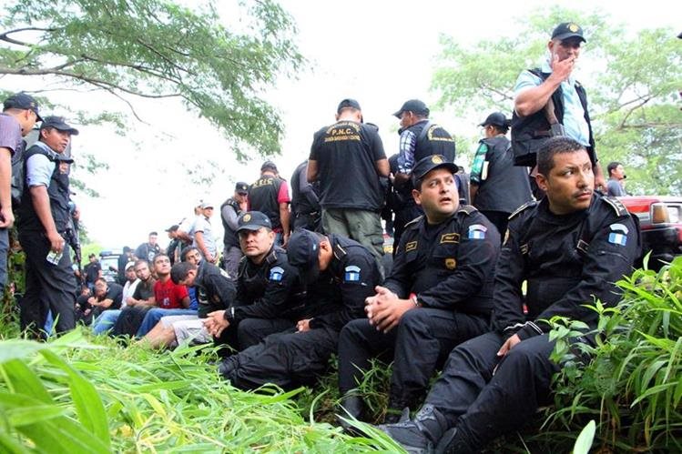Los policías fueron detenidos en una carretera de Retalhuleu en 2015. (Foto Prensa Libre: Hemeroteca)