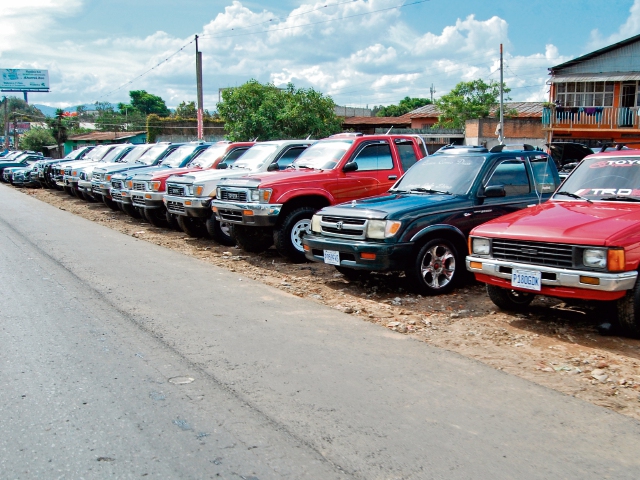 En Chimaltenango se observan largas filas de autos usados en venta. (Foto Prensa Libre: Kevin Ramírez)