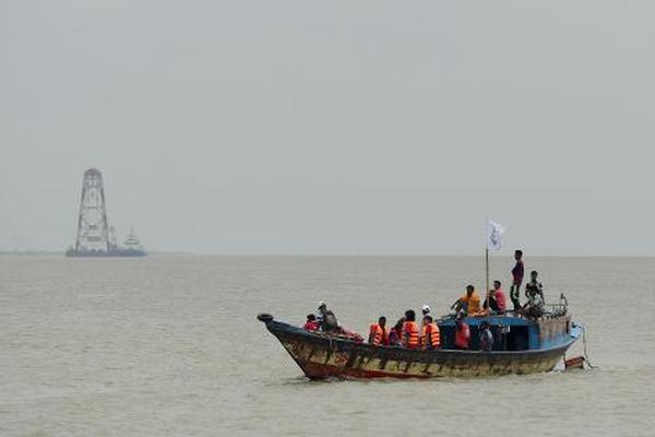 Un equipo de rescate de Bangladés efctúa tareas de búsqueda en el lugar donde naufragó un ferri. (Foto Prensa Libre: AFP)