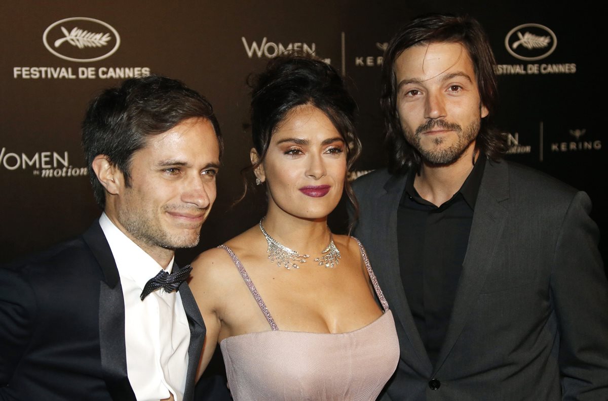 La actriz mexicana se reunió con sus colegas y compatriotas Gael García Bernal y Diego Luna, en la 69 edición del Festival de Cine de Cannes. (Foto Prensa Libre, EFE)