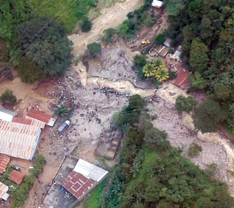 Fotografía aérea cedida del lugar de un alud en donde una mujer y un bebé, de unos ocho meses, son las dos víctimas de los que hasta el momento se tiene registro, en el caserío Pantic, Tamahú, Alta Verapaz (Guatemala). (Foto Prensa Libre: EFE)