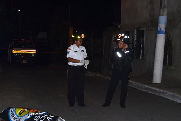 El cadáver de un hombre no identificado fue localizado en la zona 3 de Boca del Monte, Villa Canales. (Foto Prensa Libre: CBV)<br _mce_bogus="1"/>