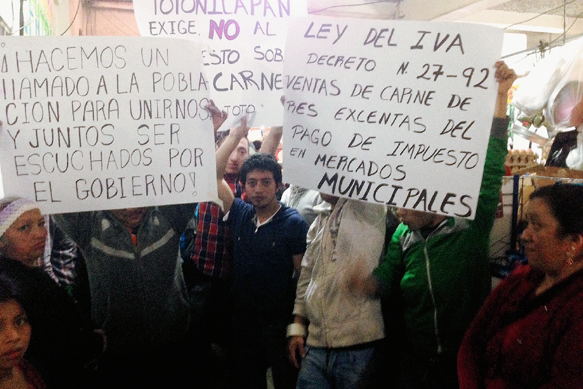 Varios comerciantes de la cabecera de Totonicapán utilizan pancartas en el mercado municipal, para protestar por el alza en el costo de la carne. (Foto Prensa Libre: Édgar Domínguez)