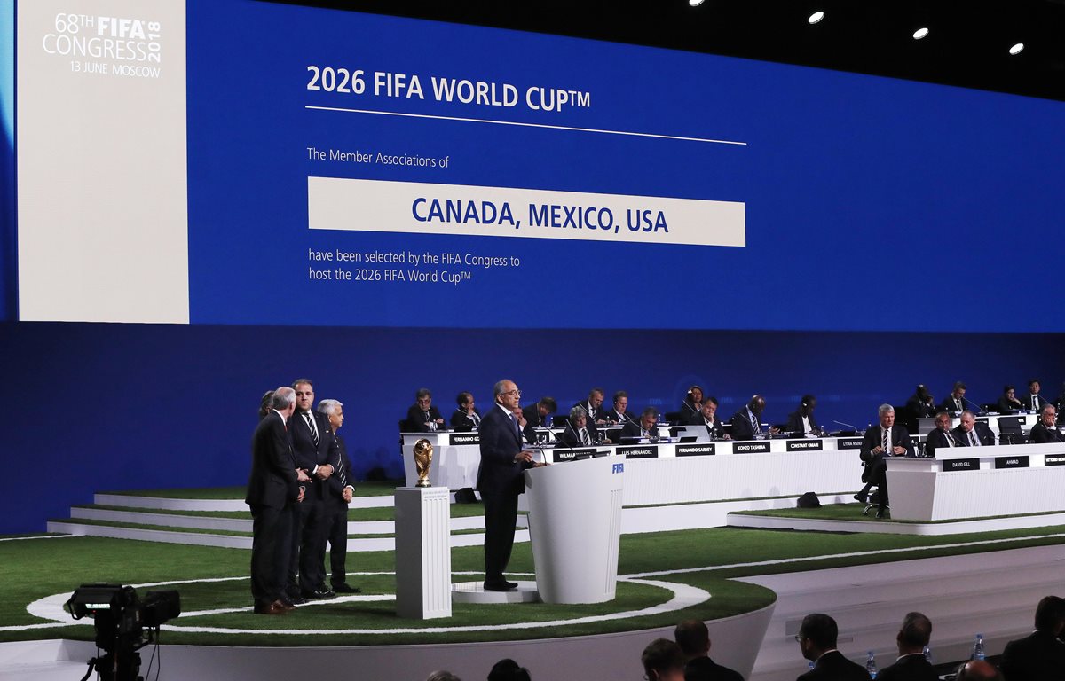La candidatura en conjunto de Canadá, Estados Unidos y México ganó la elección para organizar el Mundial del 2026. (Foto Prensa Libre: EFE)